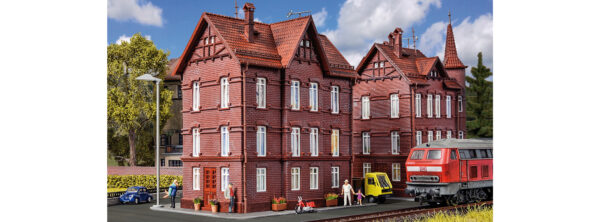 Vollmer 43806 <br>Eisenbahner-Wohnhaus mit First | 43806 scaled